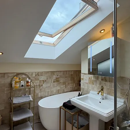 Quiet Luxury In The Heart Of The Lägenhet