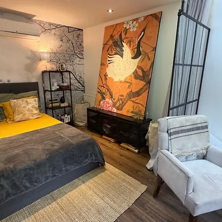 Quiet Luxury In The Heart Of The Lägenhet *